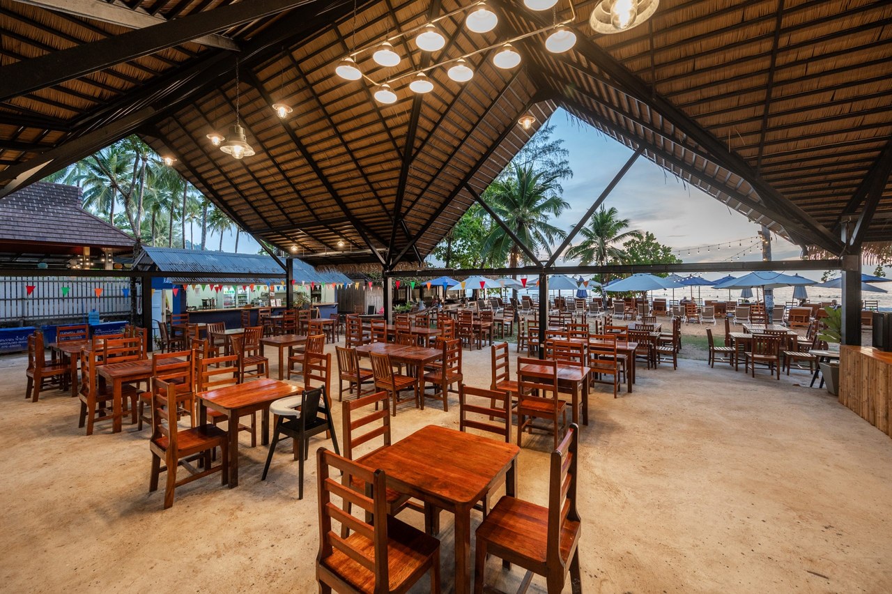 ร้านอาหารริมหาด Coconuts@Nang Thong by Koko หลังคาจาก