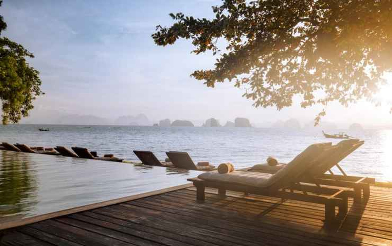 สระ infinity ริมทะเลของ Koyao Island Resort ยามพระอาทิตย์ตกเหนืออ่าวพังงา