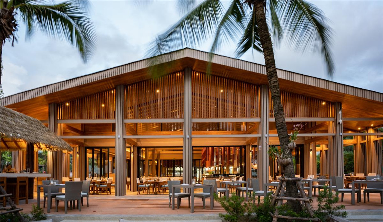 ร้านอาหาร Sire ริมหาดบางเนียง โครงสร้างไม้เปิดโล่ง