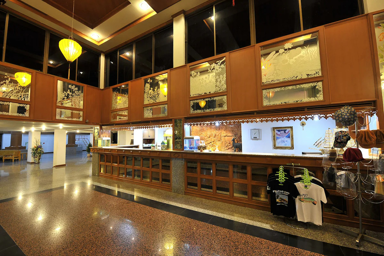 ล็อบบี้ Phayao Northern Lake Hotel เคาน์เตอร์ไม้ยาวกับมุมขายของที่ระลึกเมืองพะเยา