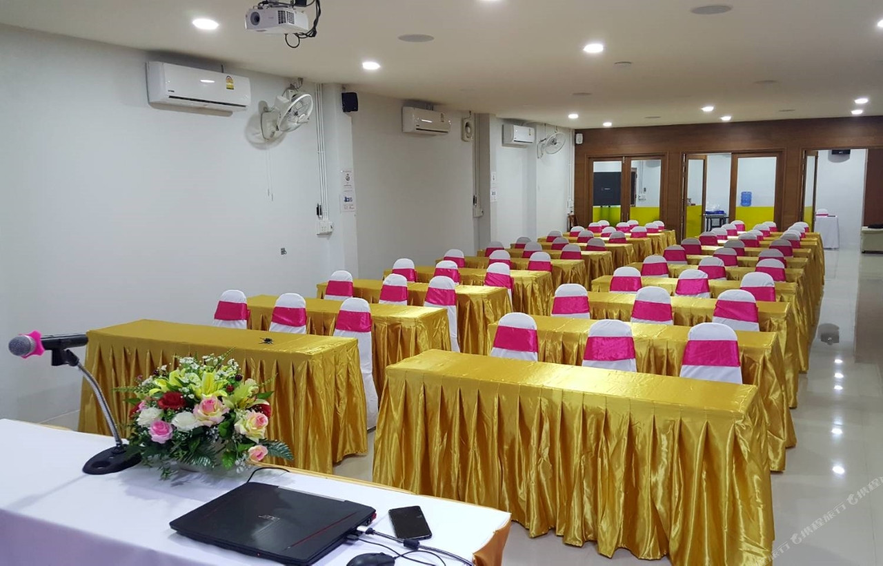 ห้องประชุมโทนขาวทองพร้อมโต๊ะและเก้าอี้จัดเต็มรูปแบบสัมมนาของ Sabuy Best Hotel Phayao