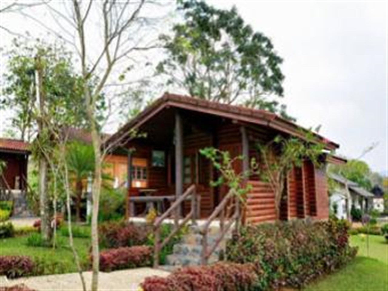 บ้านไม้หลังเดี่ยวพร้อมระเบียงหน้าบ้าน ท่ามกลางสวนบนเขาค้อ