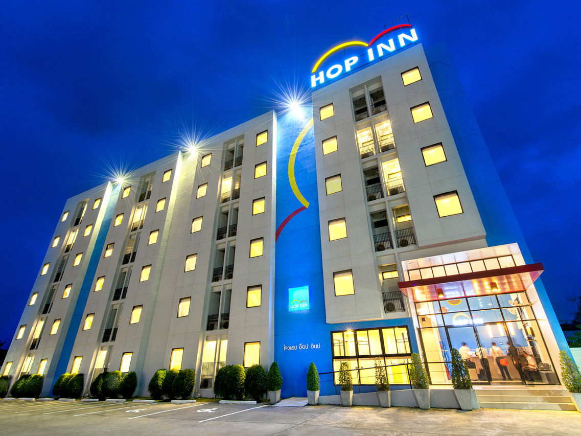 ภายนอก Hop Inn Phetchabun ตอนกลางคืน ป้าย HOP INN ไฟสว่าง ล็อบบี้กระจกใส มีป้ายภาษาไทยโรงแรมฮ็อป อินน์