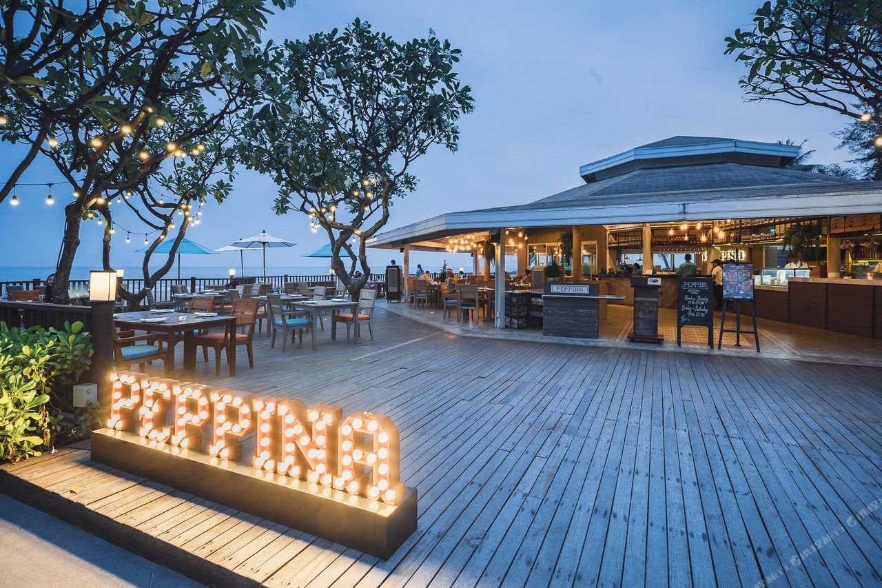 ร้านอาหาร Peppina ริมหาดยามเย็น มองออกอ่าวไทย