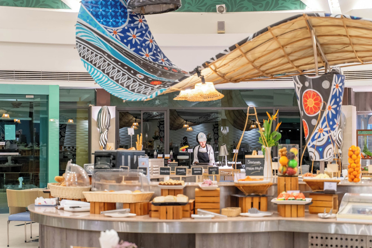 ห้องอาหารบุฟเฟต์ Gourmet@Sea ตกแต่งด้วยลายเรือและผ้าพื้นเมือง