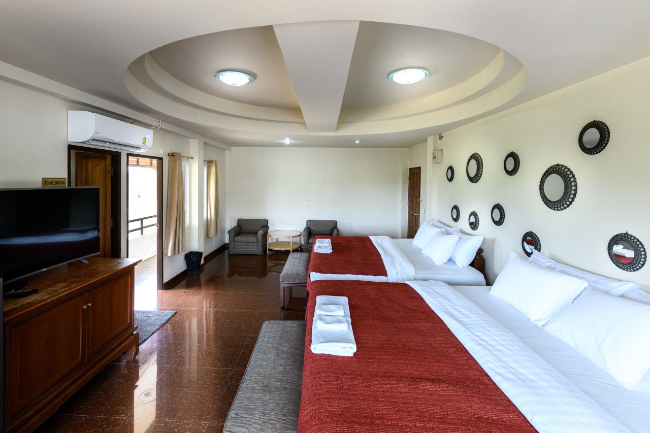 ห้อง VIP ของ Fahluang Residence เตียงคู่ ผนังกระจกตกแต่ง มีระเบียง