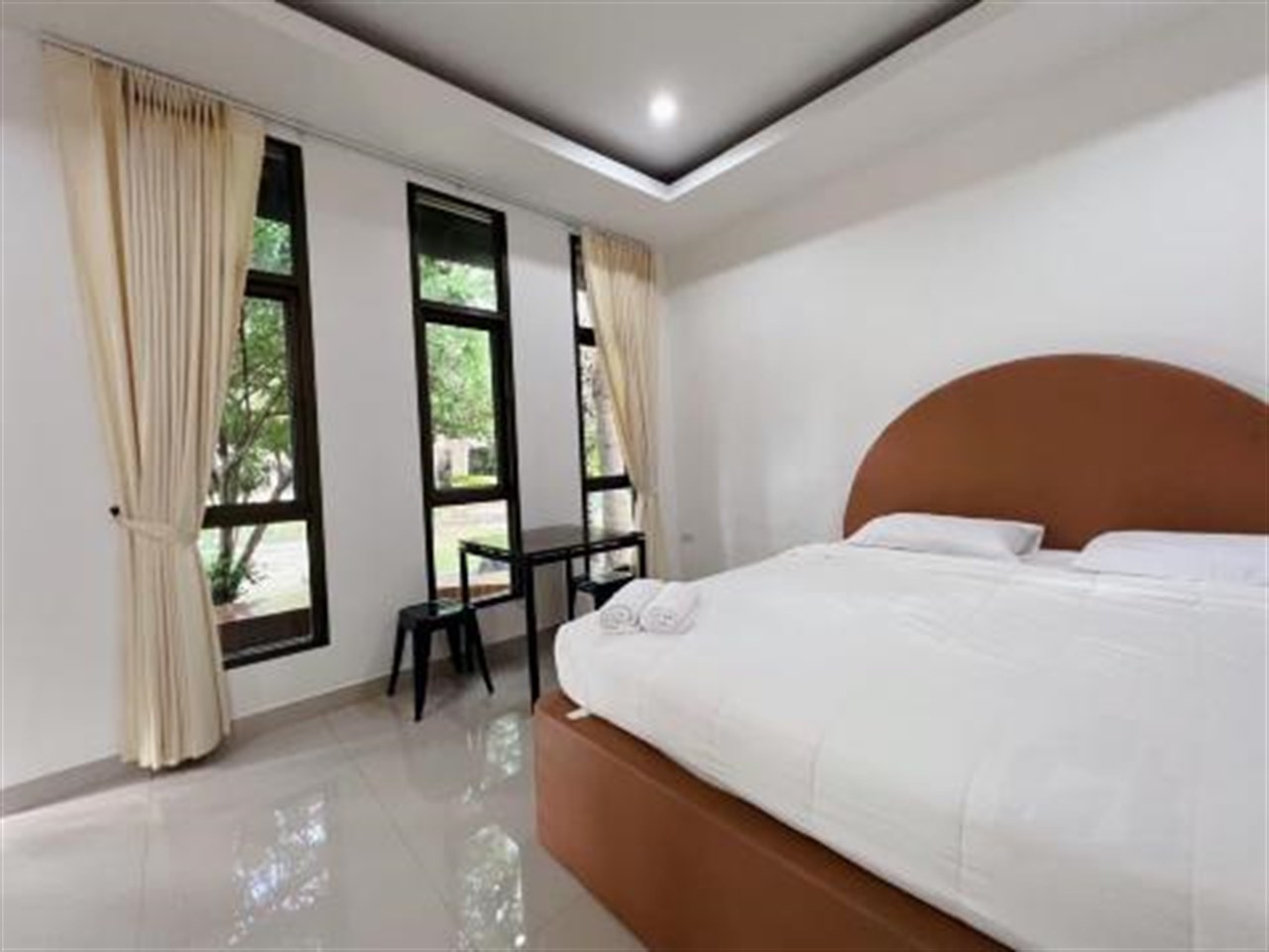 ห้องพักโทนอุ่น เตียงหัวเตียงสีดินเผา หน้าต่างบานสูงมองสวน Lanna Bali KumnunTuo