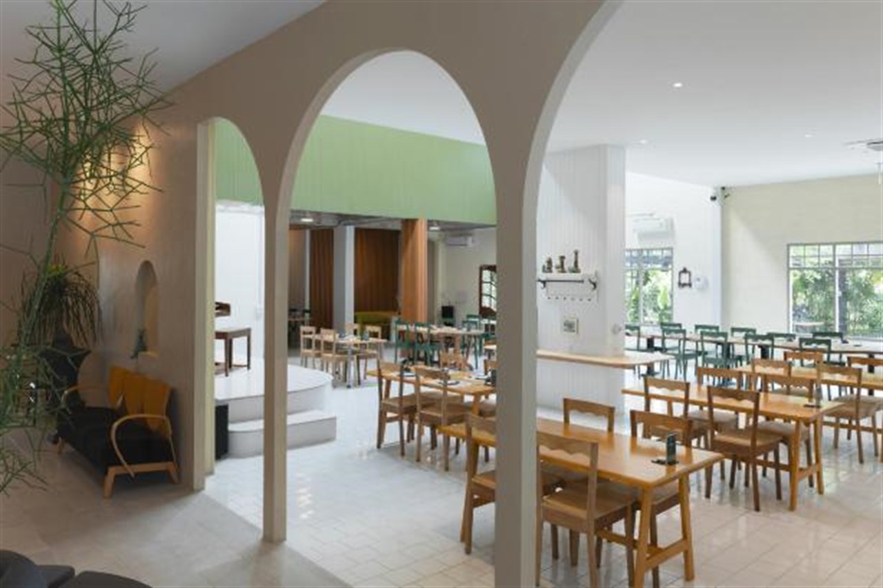 คาเฟ่และห้องอาหารในตัวโรงแรม ซุ้มโค้ง โต๊ะไม้ Lanna Bali KumnunTuo