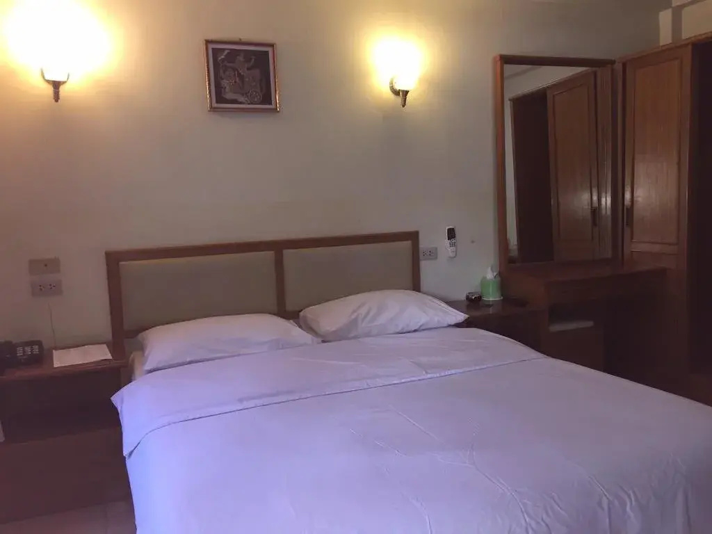 ห้องพักเตียงคู่ผ้าปูขาวสะอาด เฟอร์นิเจอร์ไม้ ของ Moo Noi Resort