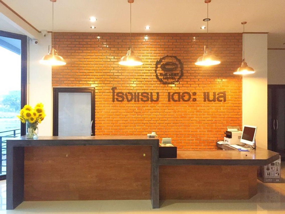 ล็อบบี้ The Nest Hotel Phichit ผนังอิฐและป้ายชื่อโรงแรม