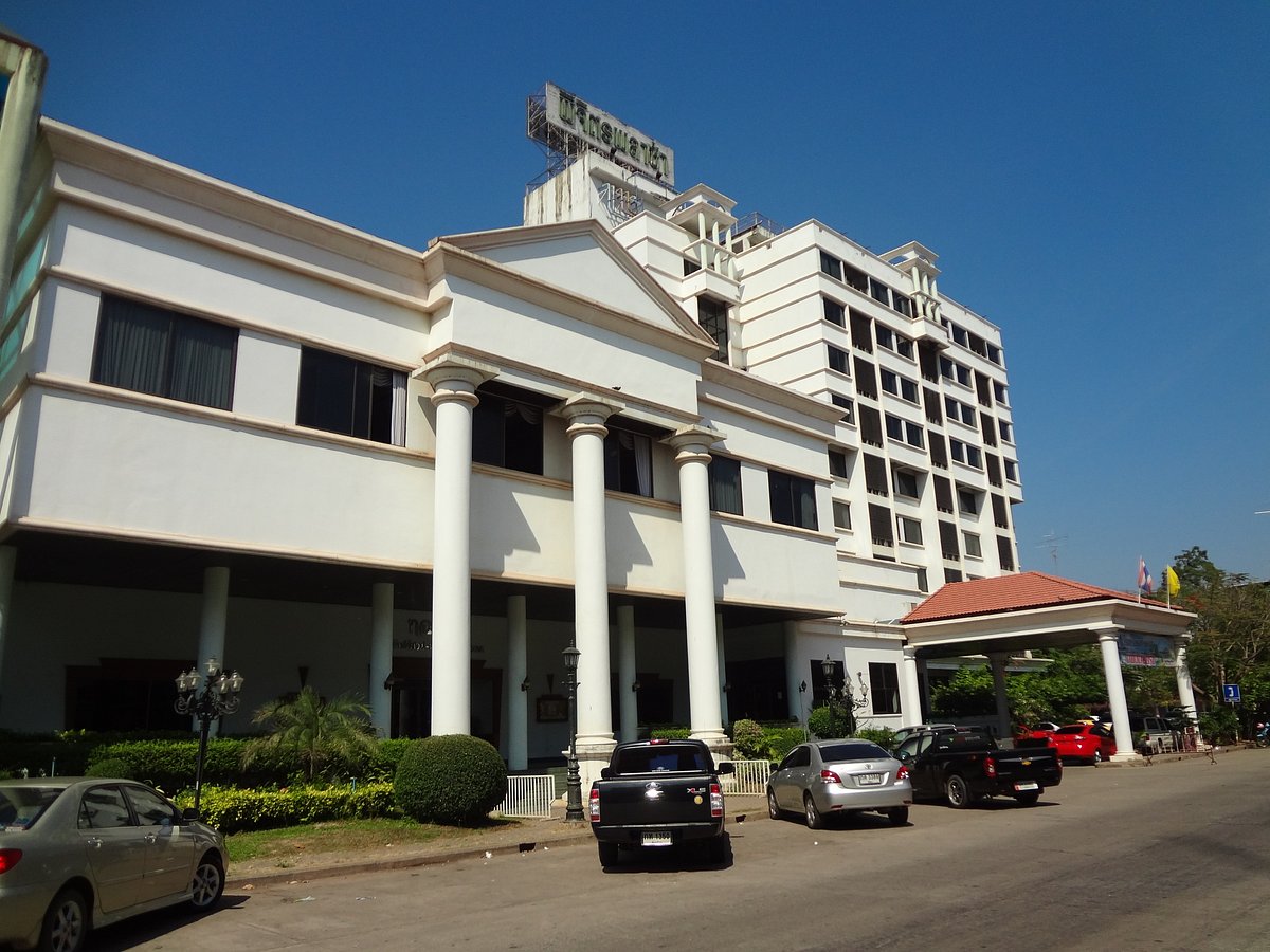 ด้านหน้า Phichit Plaza Hotel เห็นเสาโรมันและป้ายโรงแรมกลางเมืองพิจิตร