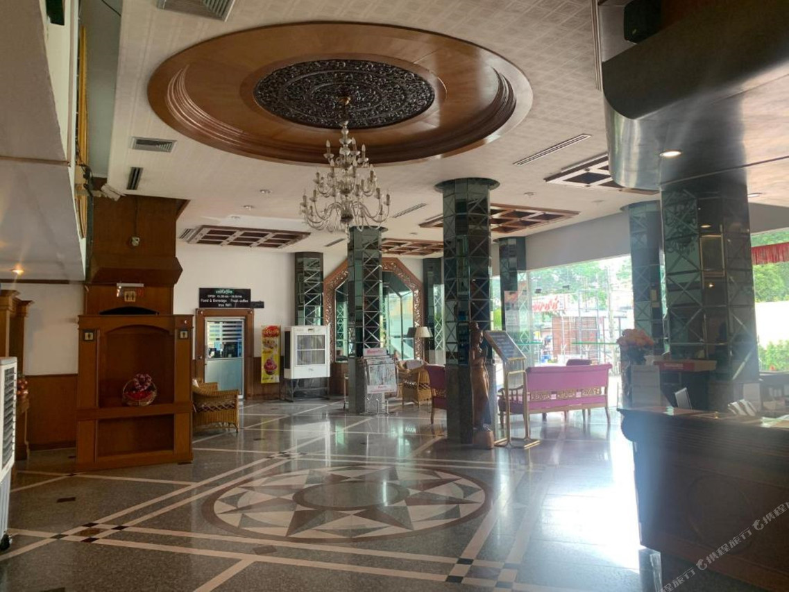 ล็อบบี้ Golden Grand Hotel พื้นหินขัดลายดาวและเพดานไม้แกะสลัก