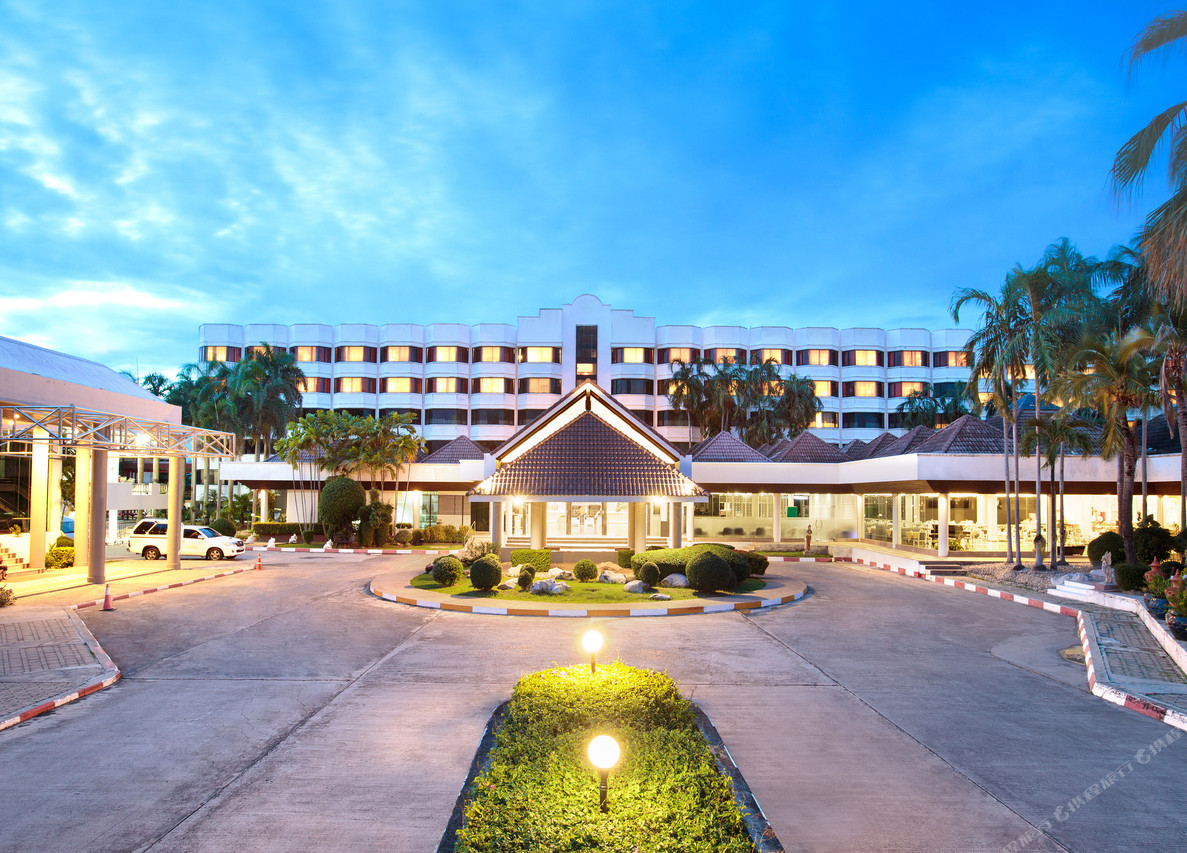 ด้านหน้าอาคาร The Imperial Phitsanulok กับลานจอดรถและสวนปาล์ม