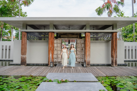 ทางเข้าศาลาไม้สักริมบึงบัวที่ Pattara Resort & Spa พิษณุโลก