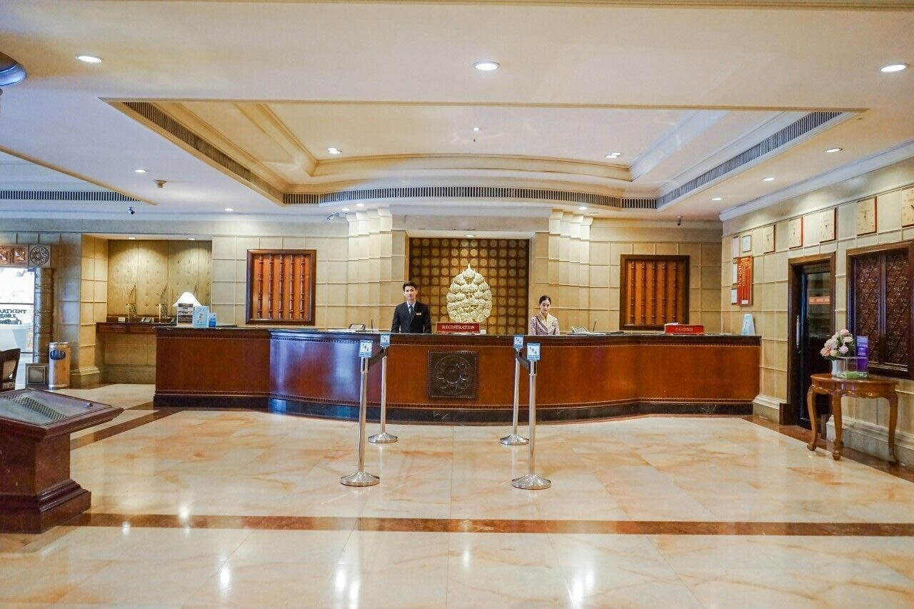 ล็อบบี้และเคาน์เตอร์ต้อนรับของ Topland Hotel พิษณุโลก