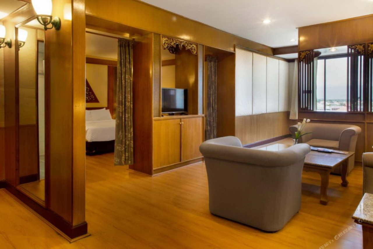 ห้อง Family Suite พร้อมมุมนั่งเล่นและงานไม้สไตล์ Lanna