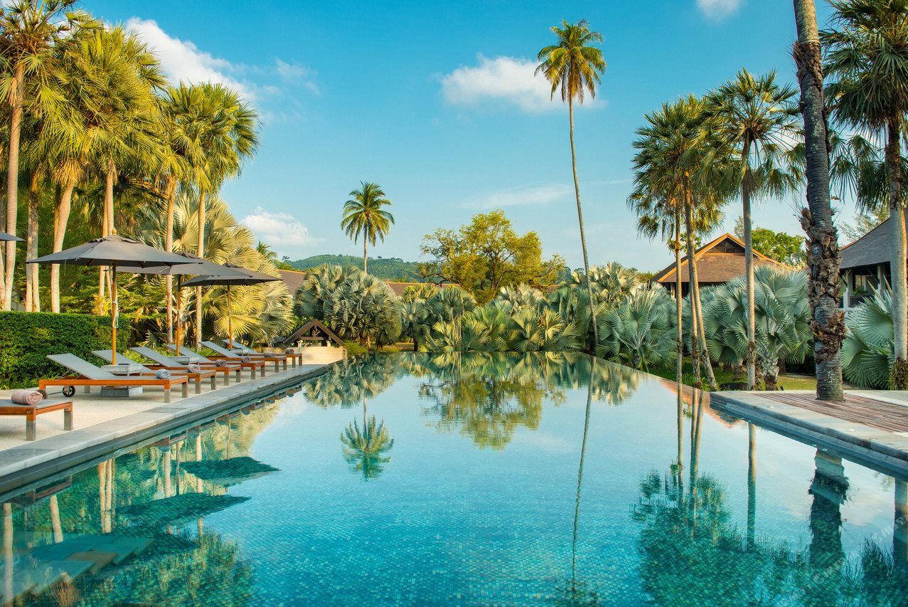 สระ infinity ของ The Slate Phuket ท่ามกลางต้นปาล์มและภูเขา