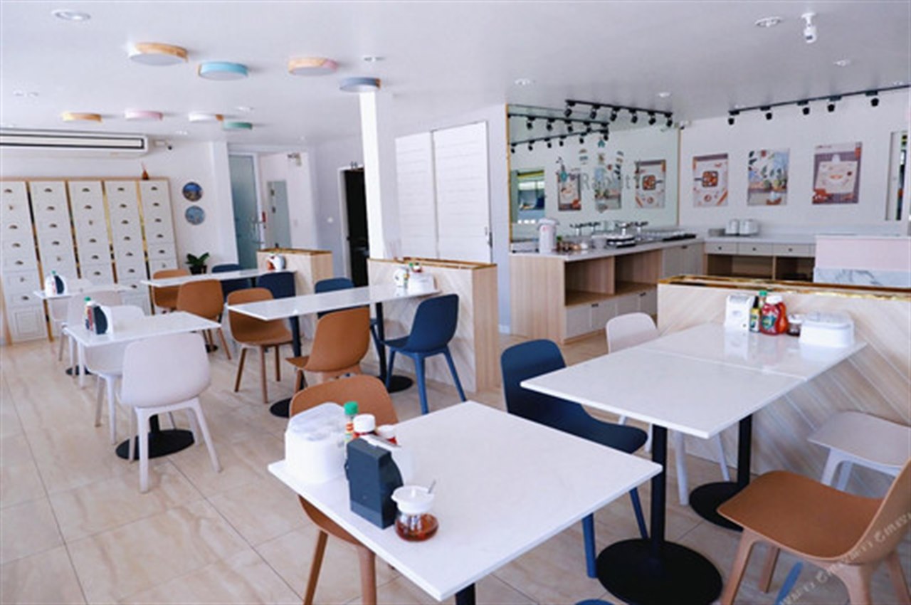 ห้องอาหารเช้า iRabbit Hotel โต๊ะขาวเก้าอี้สีพาสเทล