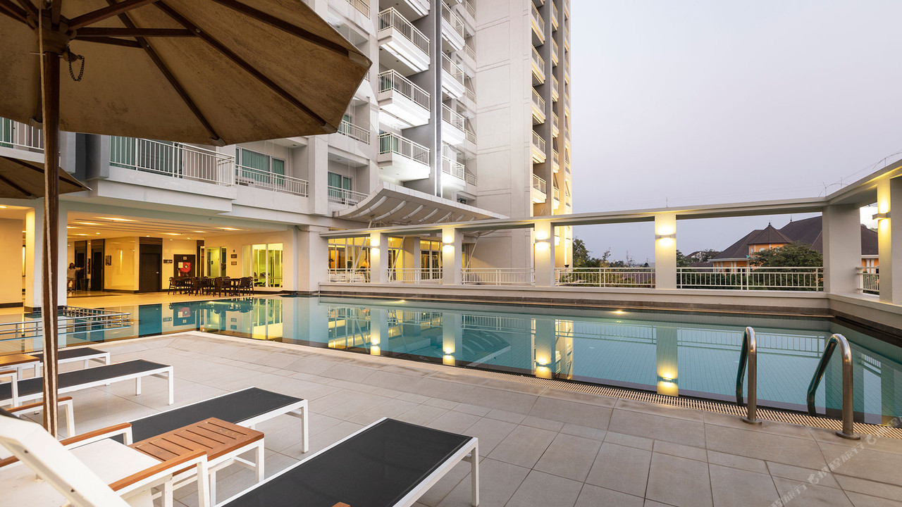 Outdoor swimming pool at Kantary Hotel Kabinburi with the guest tower behind