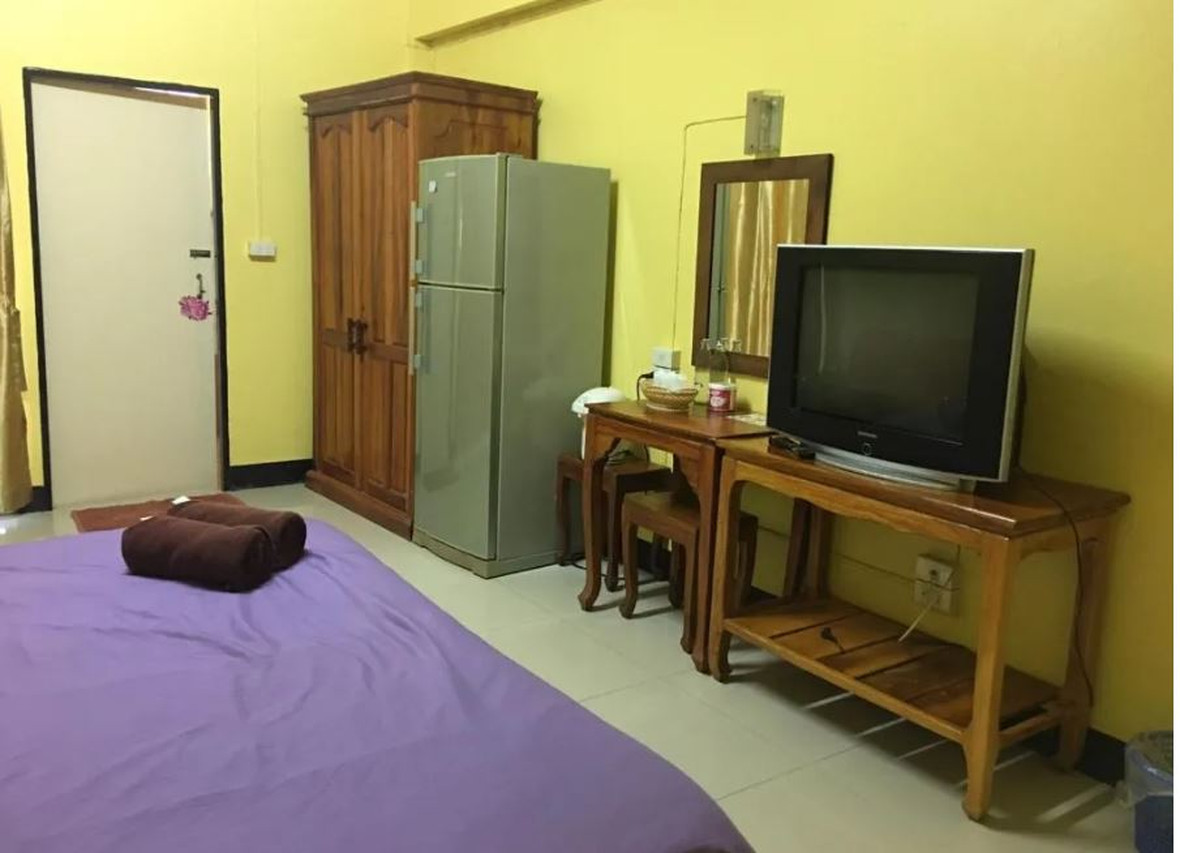 ห้องพัก Peamsuk Sweet ตู้เสื้อผ้าไม้ ตู้เย็น โต๊ะเครื่องแป้ง และทีวี
