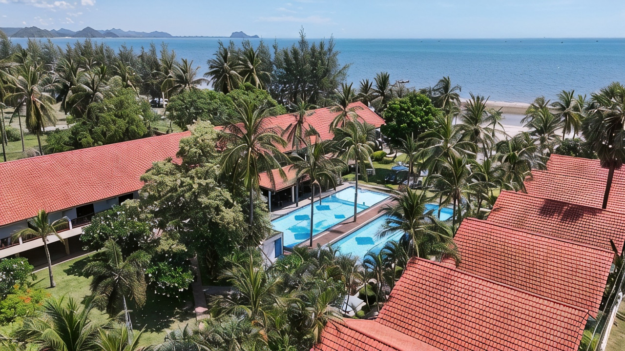 มุมสูง Dolphin Bay Resort เห็นสระว่ายน้ำ 2 สระและทะเลสามร้อยยอด