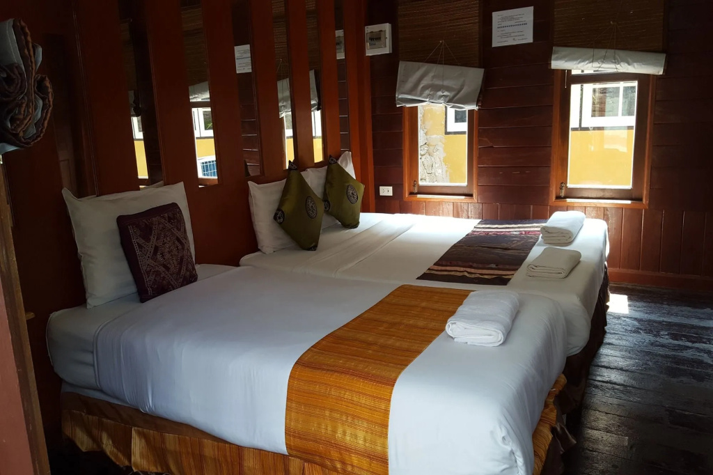 ห้องบ้านไม้ผนังไม้สักเตียงคู่ พร้อมผ้าคาดเตียงลายไทย Prachuap Garden View Resort