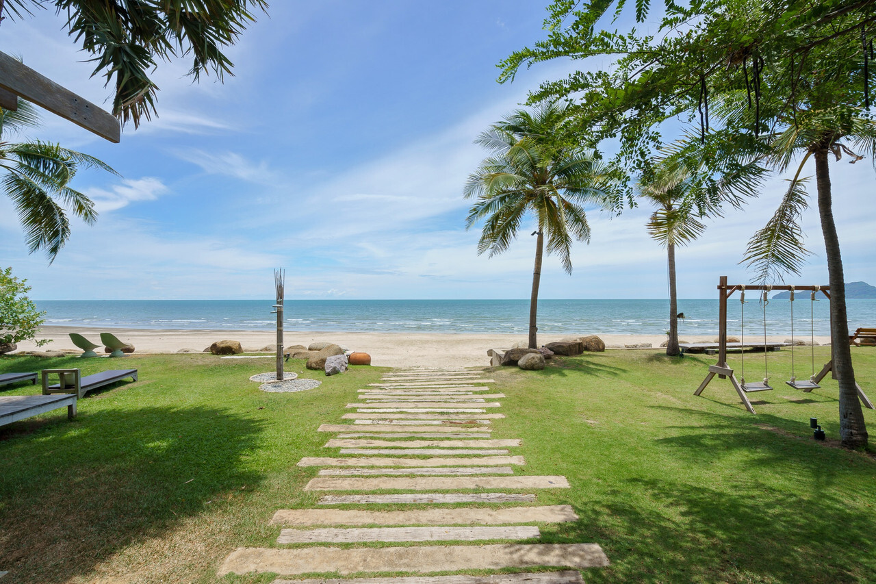 ทางเดินหินสู่หาดทรายส่วนตัวกับชิงช้าและต้นมะพร้าว