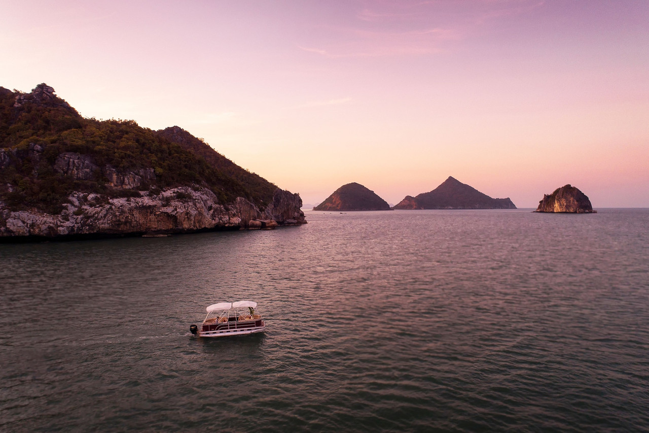 เรือล่องชมพระอาทิตย์ตกท่ามกลางเกาะหินปูนอ่าวสามร้อยยอด