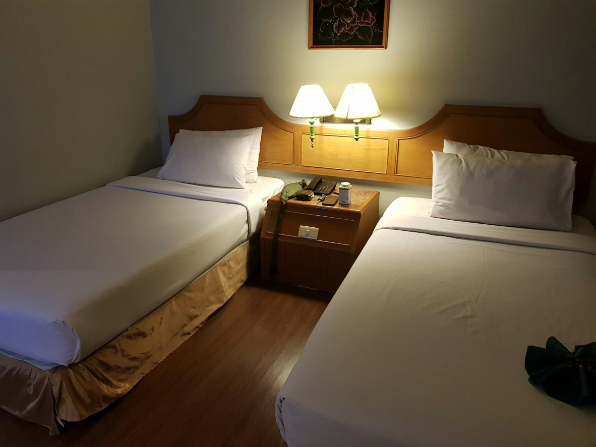 ห้องพักเตียงคู่ Golden City Hotel Ratchaburi พื้นไม้ ผ้าปูขาวสะอาด