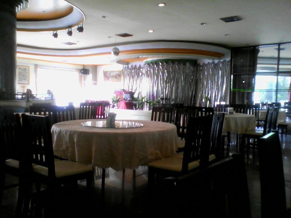 ห้องอาหารภายในโรงแรม โต๊ะกลมสไตล์จัดเลี้ยง