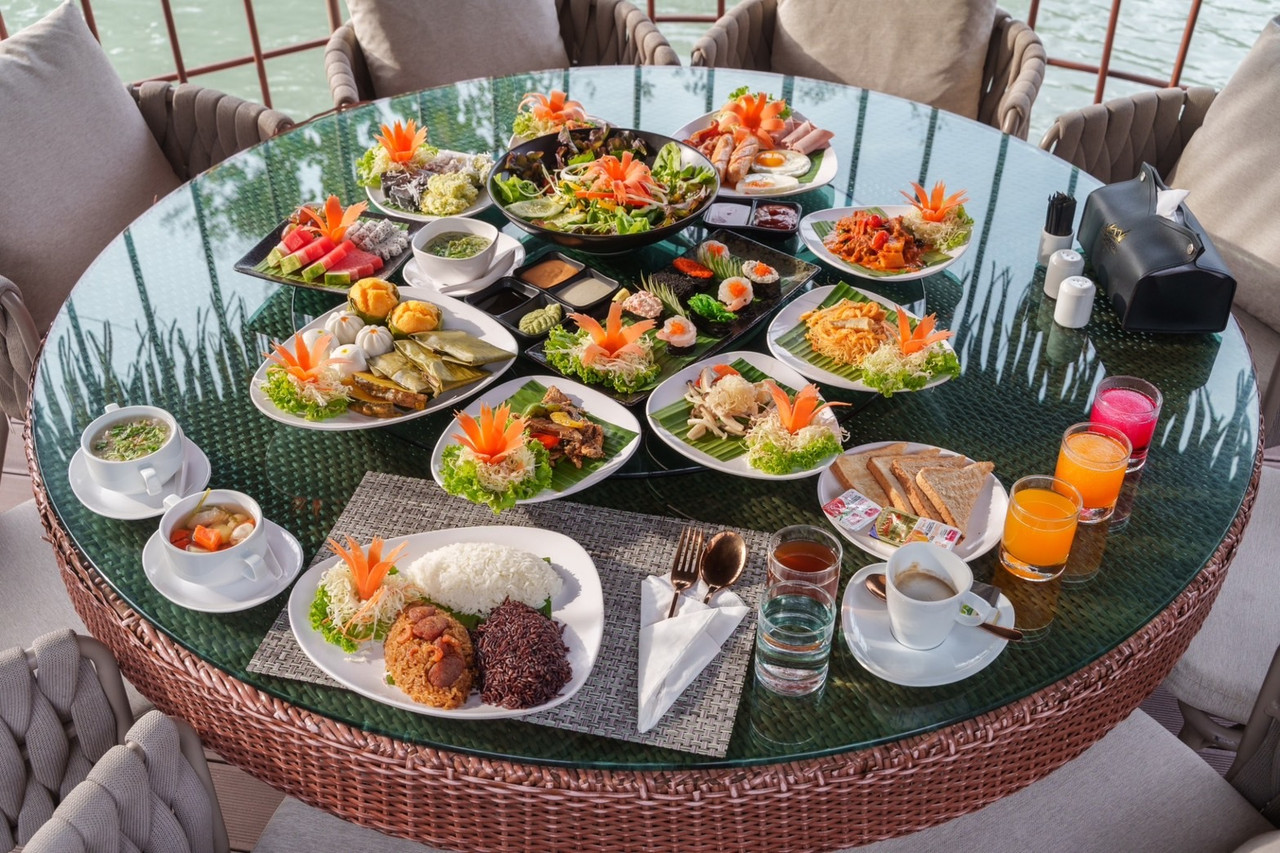 อาหารเช้าจัดเต็มโต๊ะริมน้ำที่ Khum Damnoen Resort
