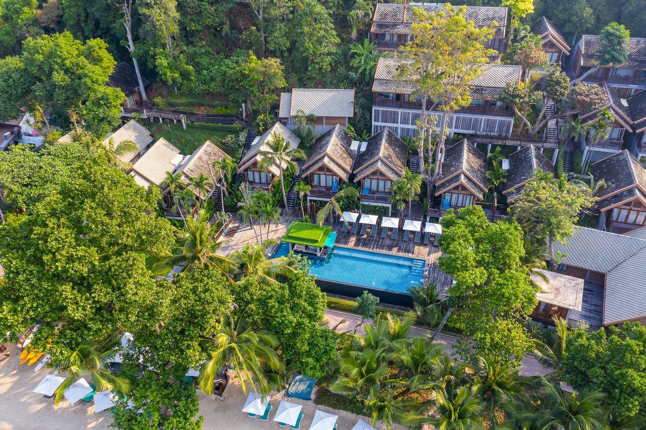 มุมสูงแสดงห้องพักแบบ cottage และสระว่ายน้ำของ Ao Prao Resort กลางสวน