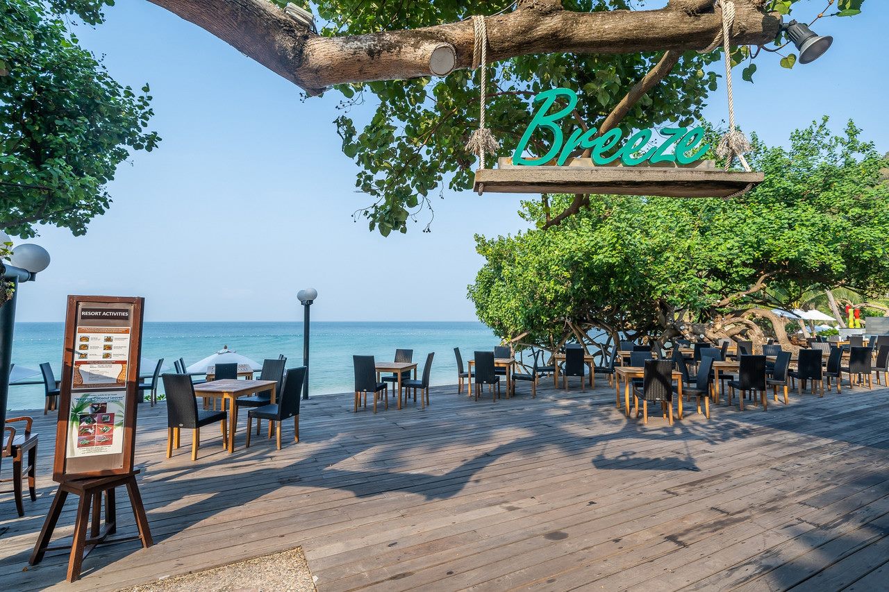 ร้านอาหาร Breeze ริมหาดอ่าวพร้าว พร้อมป้ายไม้และวิวทะเล