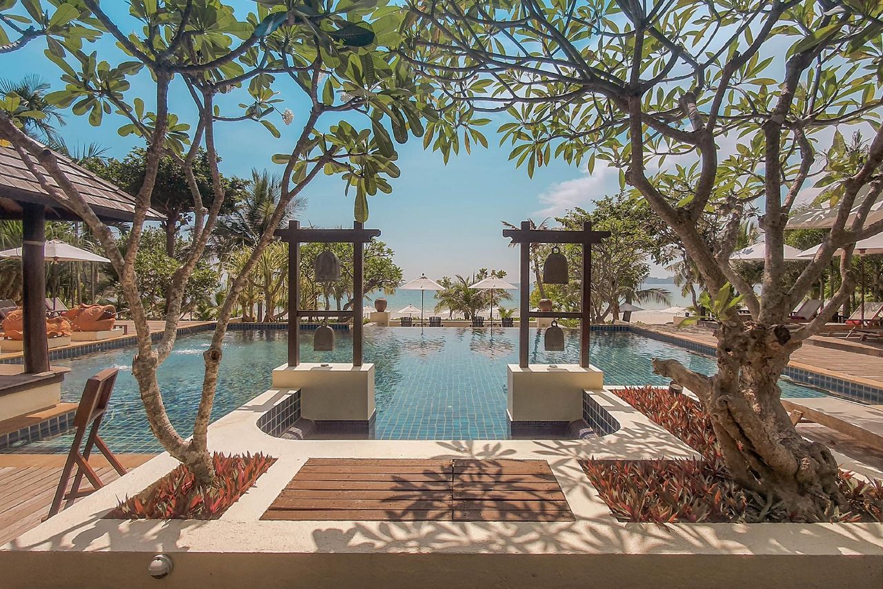 สระ Infinity ติดหาดของ Le Vimarn มองออกทะเลอ่าวพร้าว
