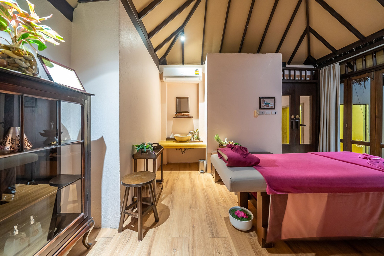 ห้องทรีตเมนต์ Dhivarin Spa ใต้หลังคาศาลาไม้