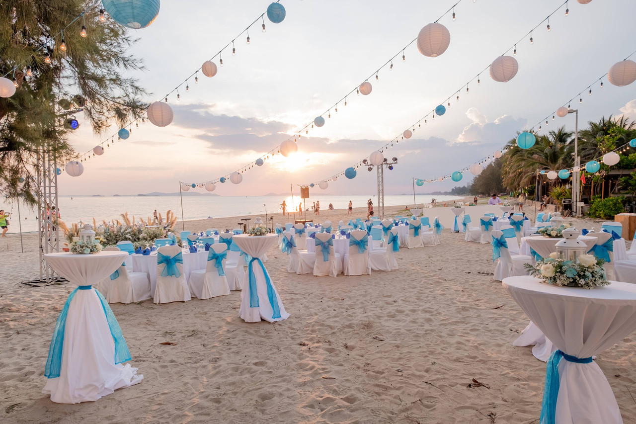 งานเลี้ยงริมหาดหวายกราวหน้ารีสอร์ท