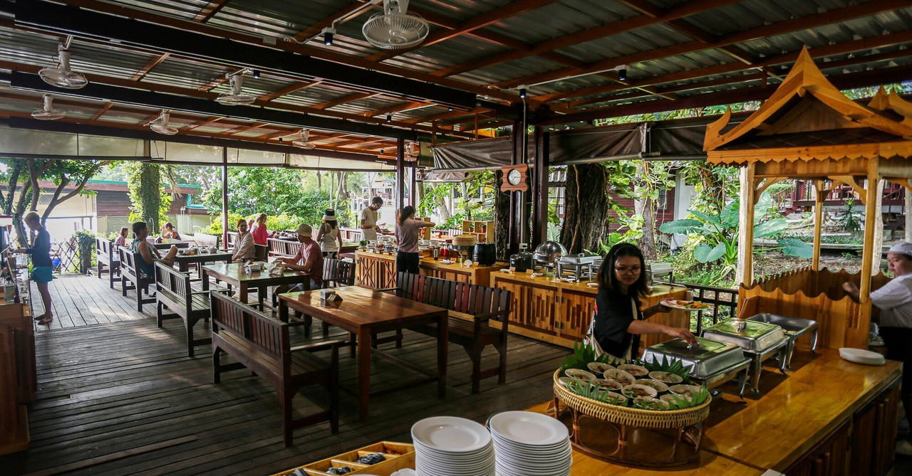ร้านอาหารริมทะเลแบบเปิดโล่งพร้อมบุฟเฟ่ต์อาหารเช้า