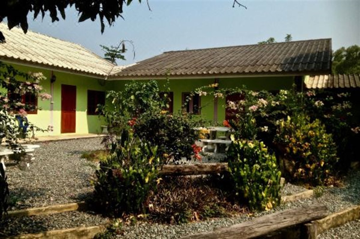 บังกะโลหลังคาทรงไทยกลางสวนดอกไม้ที่ Areeya Resort Sa Kaeo