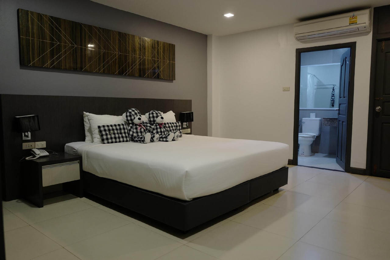 ห้อง Deluxe King เตียงใหญ่ พื้นกระเบื้องขาว ห้องน้ำในตัว