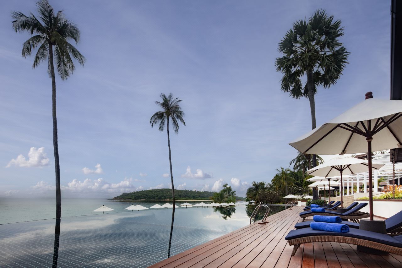 สระ infinity ริมทะเลของ Anantara Lawana มองออกอ่าวเฉวง