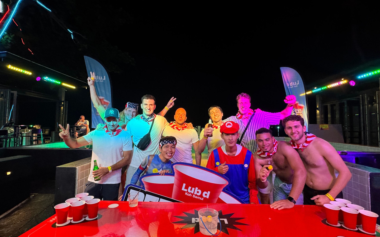 ปาร์ตี้ beer pong ริมสระตอนกลางคืนที่ Lub d Koh Samui