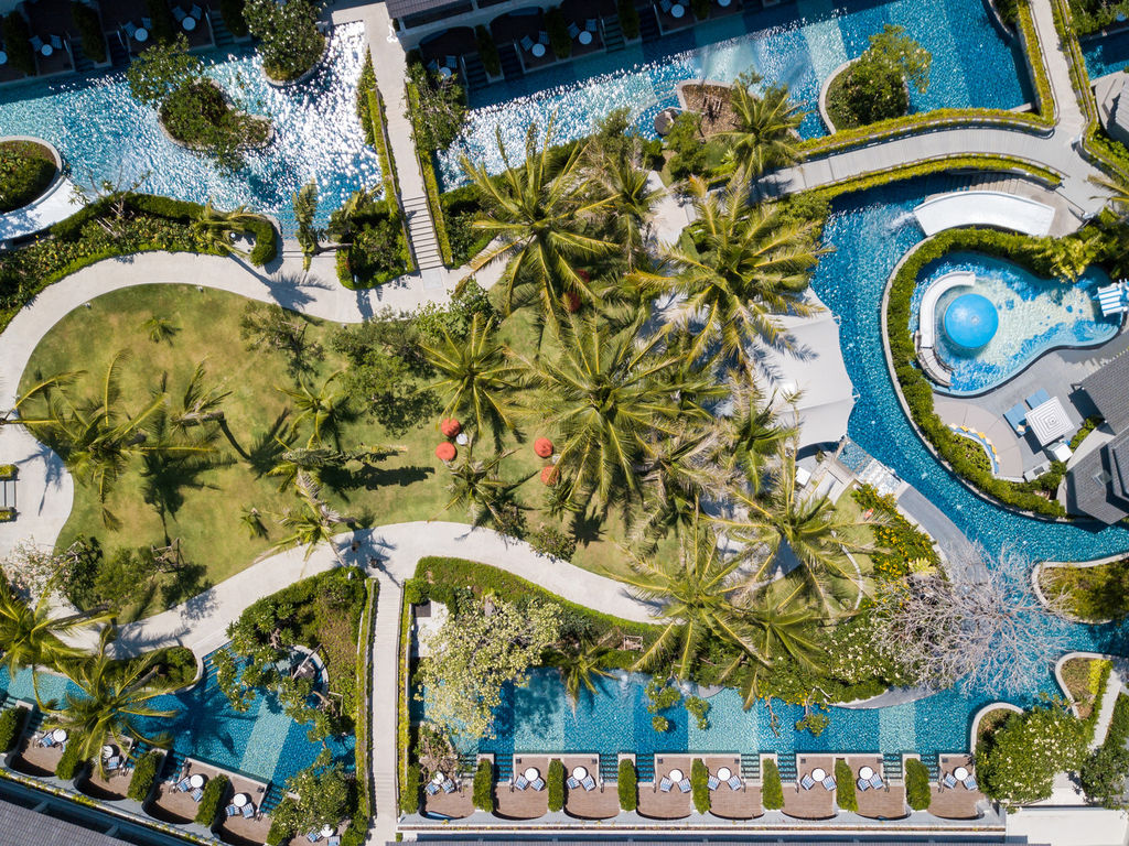 มุมสูงลากูนคดเคี้ยวกลางสวนปาล์มที่ Melia Koh Samui