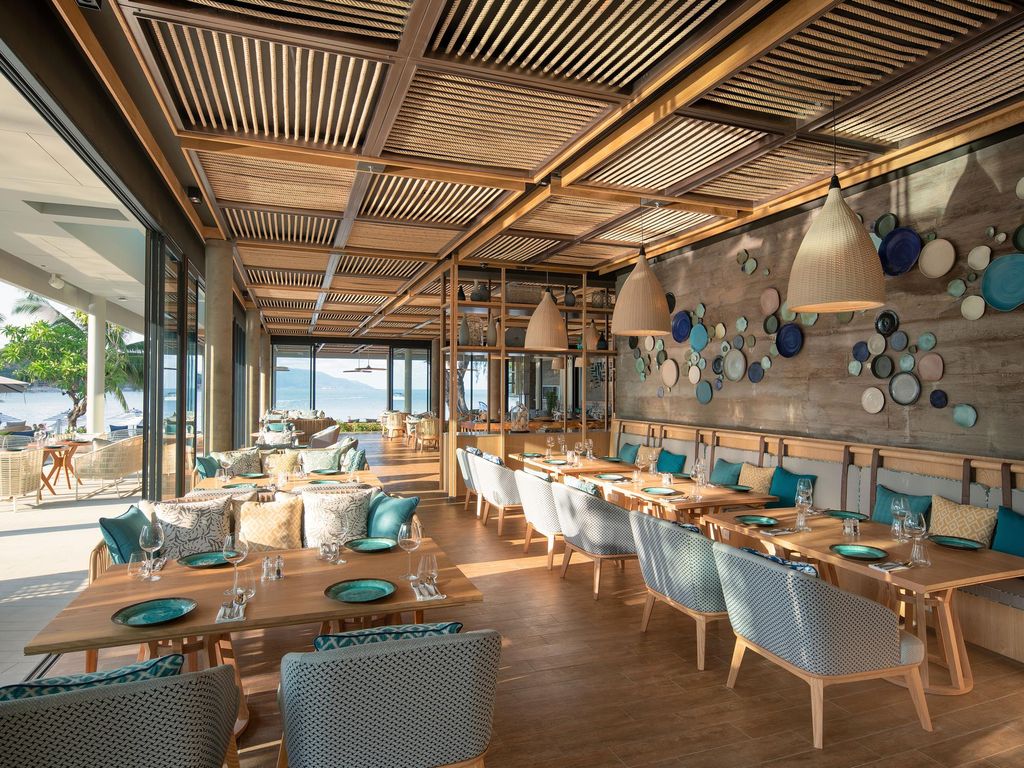 ร้าน The Breeza ริมหาดเฉวงน้อย วิวทะเล