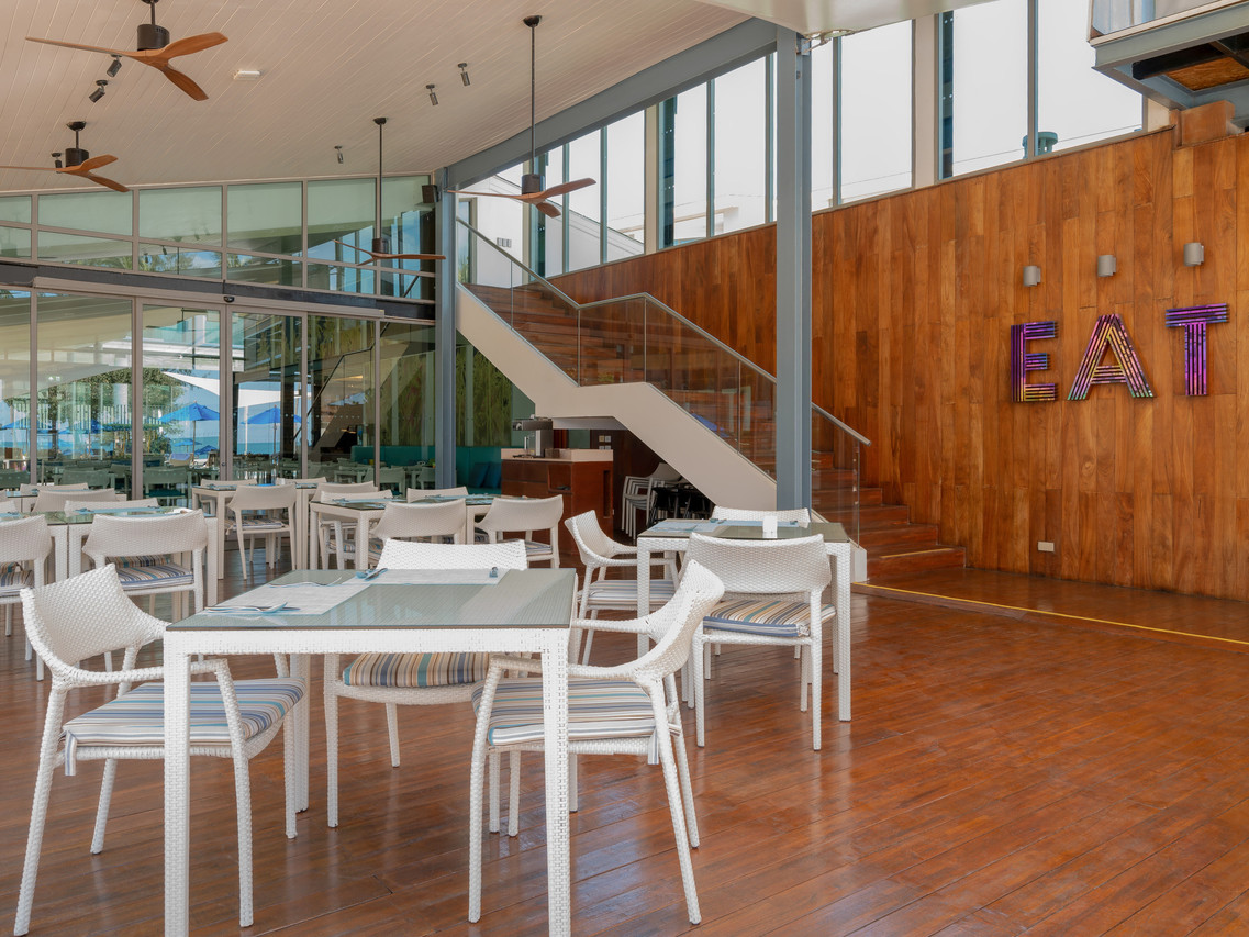 ร้านอาหาร EAT บรรยากาศโปร่ง เพดานสูง สำหรับมื้อเช้า