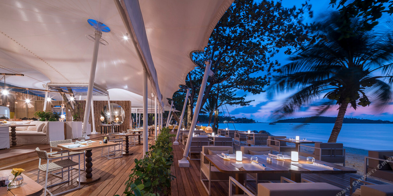 ร้าน The Tent ริมหาดเฉวงช่วงพลบค่ำ