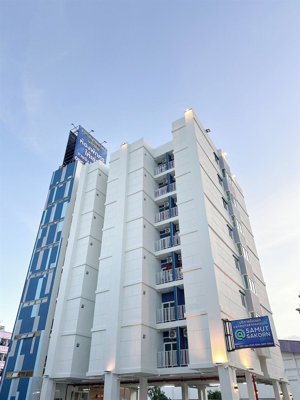 ตึกสูงสีขาว At Samutsakorn Mahachai พร้อมระเบียงและป้าย @ SAMUT SAKORN