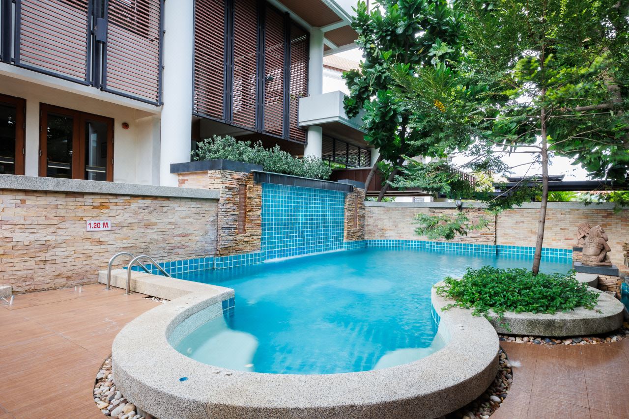 สระว่ายน้ำกลางแจ้งทรงโค้งของ Central Place Hotel สมุทรสาคร