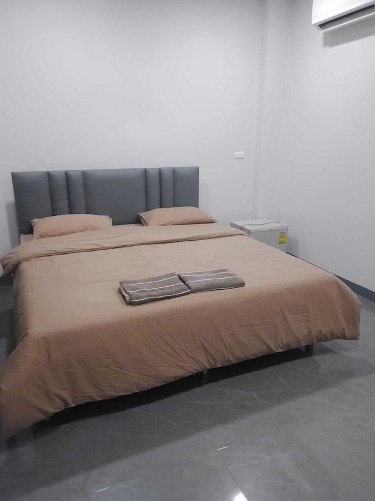 ห้องเตียงคิงของ S9 Hotel Samutsakhon พื้นหินขัด ผ้าปูสีน้ำตาล