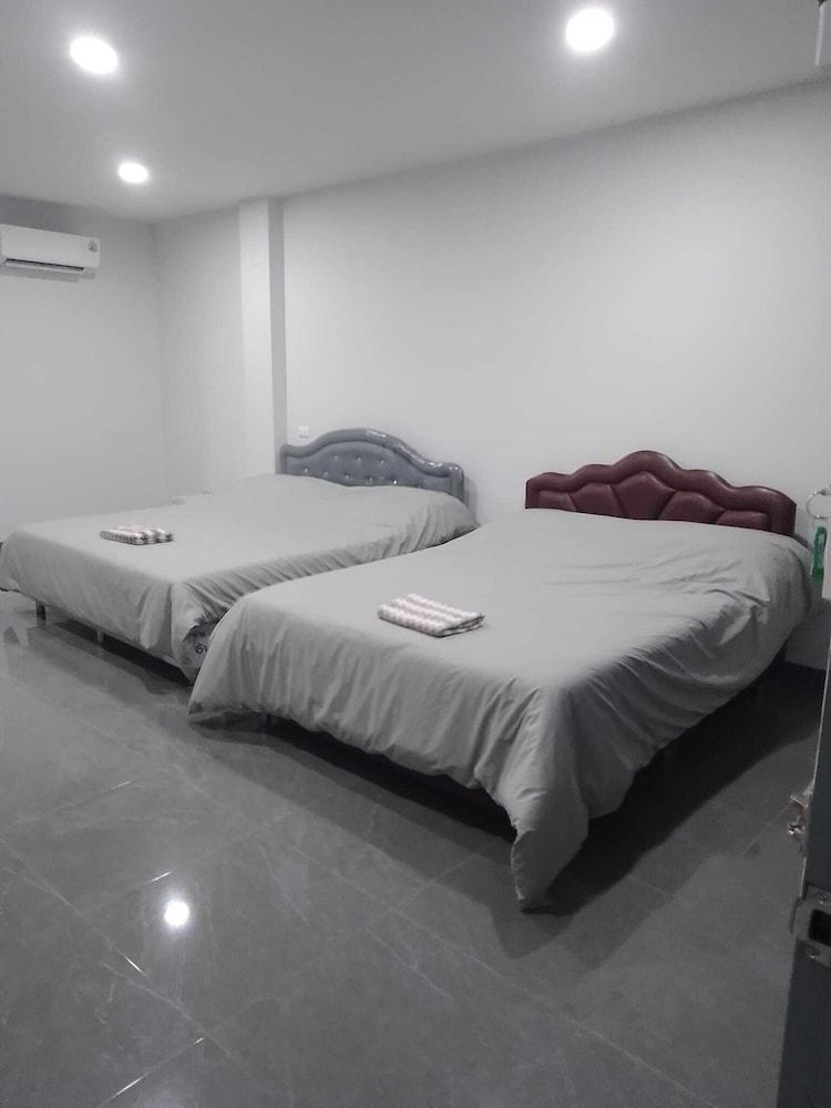 ห้องสองเตียงสำหรับครอบครัว พื้นหินขัดเงา แอร์ในห้อง