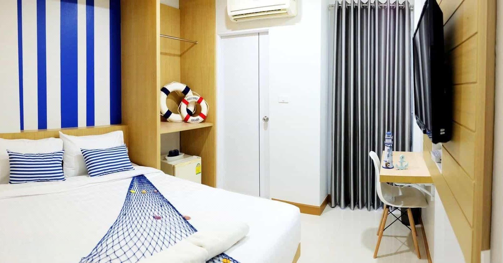 ห้อง Superior เตียงใหญ่ตกแต่งธีมทะเล ผนังลายทางสีน้ำเงิน ที่ THE SEAPORT Hotel มหาชัย